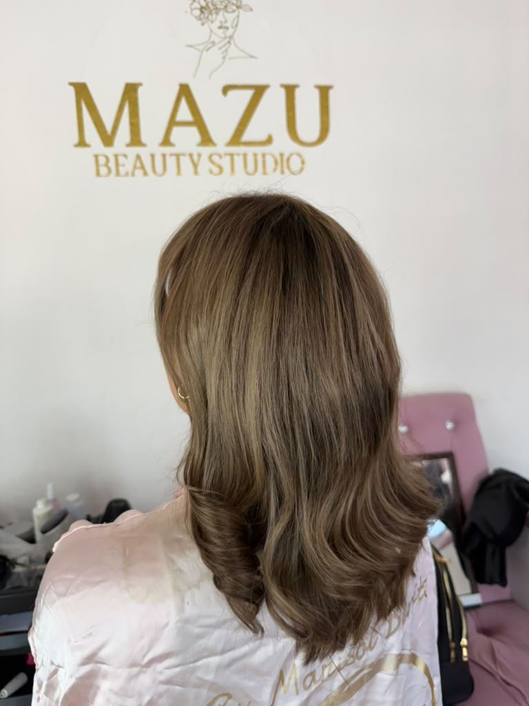 Resultado de color y corte: cabello castaño con reflejos y capas